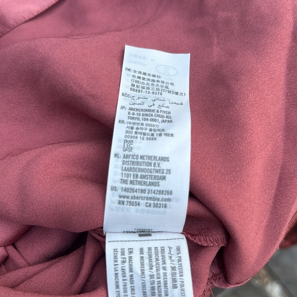 NWT Abercrombie & Fitch Silkie Long Sleeve Button up Top Dusky Pink size XS - Picture 10 of 11